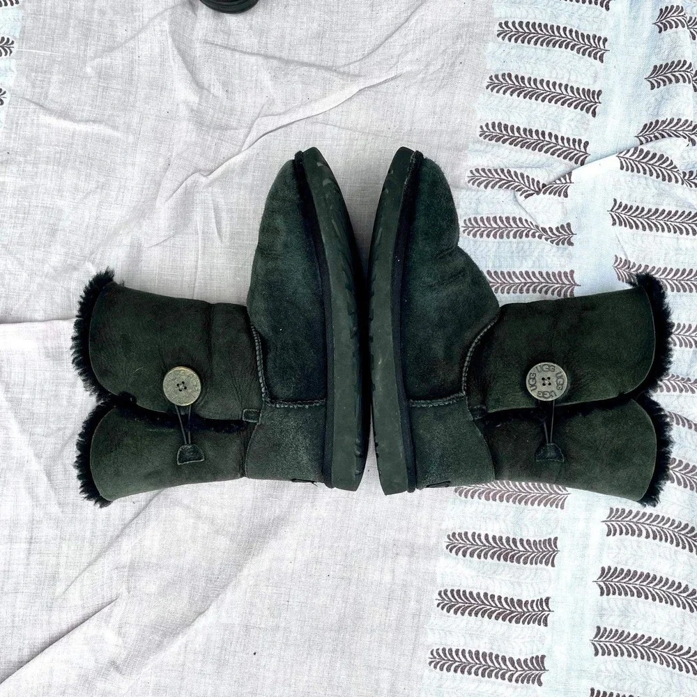 UGG‎ Australia Bailey Button 5803 Black Sheepskin Shearling Boots Womens 8